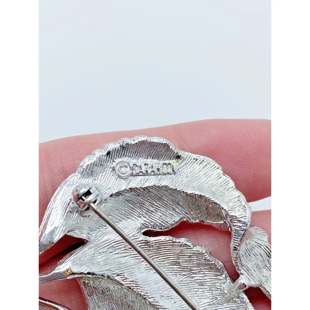 Vintage Sarah Coventry Large Silver Tone Flowing Leaf Brooch Faux Pearl Berries - Picture 4 of 5
